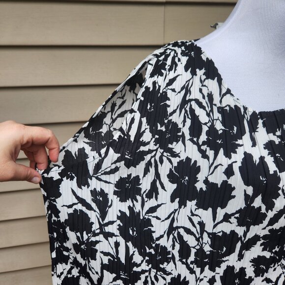 Joie Relaxed Fit Pleated Blouse Floral Print Black White Accordion Loose Boxy - Picture 6 of 13